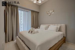 迪拜Mira Holiday Homes - Lovely 1 bedroom in Business Bay的窗户客房内的一张大白色床