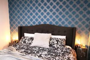 阿德莱德King on Sturt的一间卧室配有一张蓝色墙壁的床