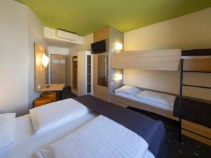 魏玛威玛住宿加早餐旅馆的一间卧室配有两张双层床和一张书桌