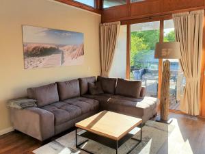 奥斯赛拜-屈隆斯博恩Haus Mecklenburg的客厅配有棕色沙发和桌子