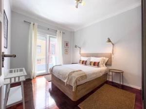 里斯本Olaias Lisbon 2bed near Metro的白色的卧室设有一张大床和一个窗户