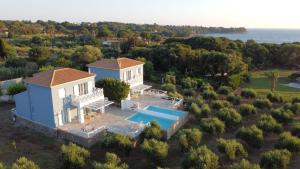 KorakokhórionBetty's Villas的享有带游泳池的别墅的空中景致