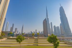 迪拜BellaVista Chic 2 BR Downtown View II T1 - Burj Khalifa View的享有城市天际线和高楼的景色