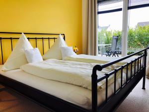 佩尔泽哈肯Villa Sonnenterrasse的带窗户的客房内的两张床和白色枕头