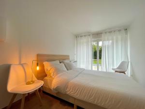 圣吉欧梅斯KoalaWakeup的白色的卧室设有床和窗户