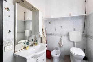 斯培西亚Cà di Mimmo的一间带水槽、卫生间和镜子的浴室