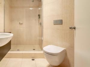 阿德莱德罗克福德阿德莱德酒店的带淋浴、卫生间和盥洗盆的浴室