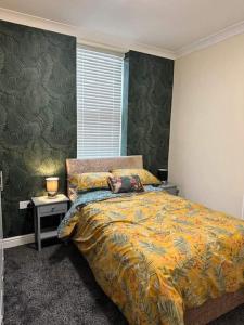 达灵顿Levy Nook 4的一间卧室配有一张带黄色毯子和窗户的床