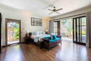 沙努尔Villa Nesanur - Comfortable & Spacious Beachside Sanur的一间卧室配有一张床和吊扇