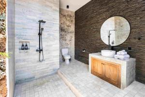 沙努尔Villa Nesanur - Comfortable & Spacious Beachside Sanur的一间带水槽、淋浴和镜子的浴室