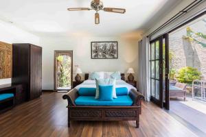 沙努尔Villa Nesanur - Comfortable & Spacious Beachside Sanur的一间卧室配有一张床和吊扇