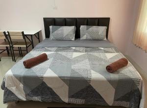 阁遥岛Connexion的一张带被子的床和两个枕头