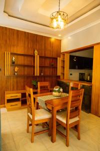 Mgahinga residence的一间带木桌和椅子的用餐室