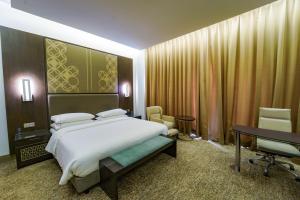 加尔各答加尔各答威斯汀酒店的配有一张床和一张书桌的酒店客房
