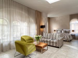波兹南城市公园公寓酒店的客厅配有床和沙发