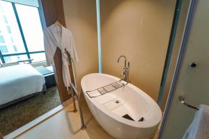 加尔各答加尔各答威斯汀酒店的一间带浴缸的浴室位于客房的角落