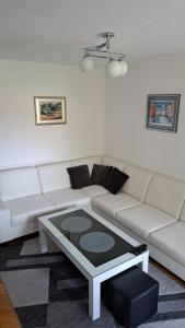 利夫诺Apartman Greta的客厅配有白色沙发和茶几