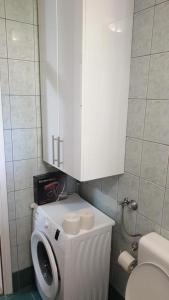 利夫诺Apartman Greta的一间带卫生间和白色橱柜的浴室