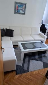 利夫诺Apartman Greta的客厅配有白色沙发和茶几