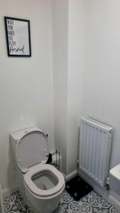 CatterallPenton place的白色的浴室设有卫生间和散热器