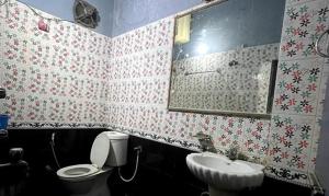 穆扎夫法尔普尔FabHotel LB Imperia的一间带卫生间和水槽的浴室