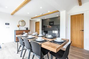 TissingtonThe Coach House at Dovedale Manor的用餐室配有大型木桌和椅子