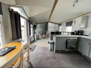 大雅茅斯Great 6 Berth Spacious Caravan With Large Outdoor Space Ref 50056l的厨房配有桌子和台面