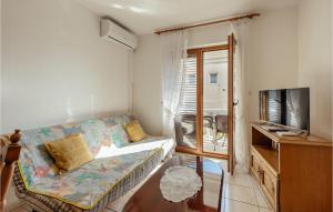 赫尔采格诺维Pet Friendly Apartment In Herceg Novi With Wifi的带沙发和电视的客厅