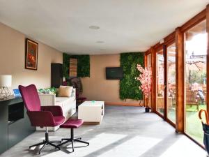 西斯铁尔纳casa julian的客厅配有紫色椅子和白色沙发