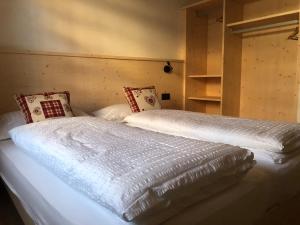 泰塞罗B&B Tilde的一间卧室配有两张带白色床单和枕头的床。