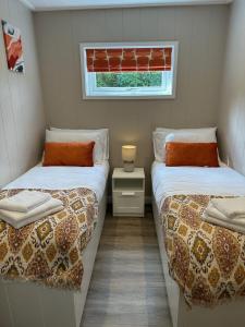 佩尼库克Patie's Hill的小型客房 - 带2张床和窗户