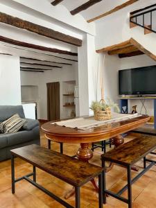 HinojaresCasa Rural Caballeriza的客厅配有桌子和沙发