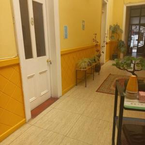 奥瓦列Hotel Arauco Ovalle的一间设有黄色墙壁和白色门的房间