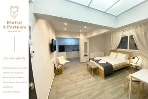 拉里萨Design downtown suite (K2)的酒店客房 - 带一张床和用餐室