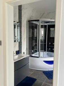 孙登Hamdanes Apartment的大型浴室设有两个盥洗盆和浴缸。