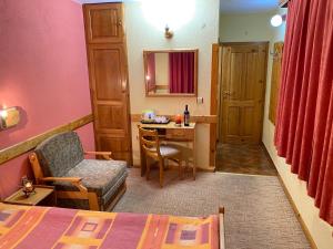 切佩拉雷萨沃夫家庭酒店的酒店客房,配有床、桌子和椅子