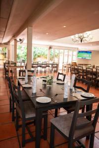 约翰内斯堡小托斯卡纳精品酒店的一间带大桌子和椅子的用餐室