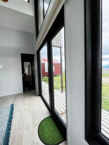 纳塔列斯港Cabañas Julián Elias的一间设有大窗户和绿色地毯的客房