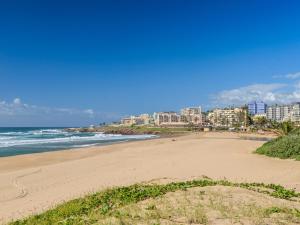 马盖特Margate Beach Club的享有海滩美景,拥有建筑背景