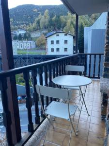 马萨纳A 25 m. del Telecabina de Pal的美景阳台配有一张桌子和两把椅子