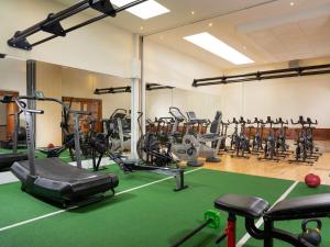 布兰察斯镇萨索诺克酒店的健身房拥有许多跑步机和机器