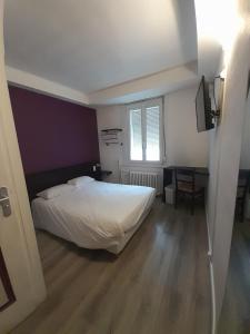 亚眠空间酒店的卧室配有白色的床和窗户。