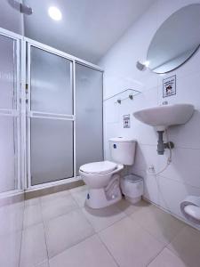 圣安德烈斯Island Vibes的浴室配有卫生间、盥洗盆和淋浴。