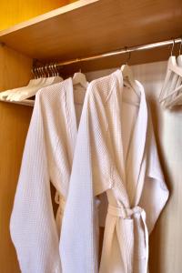 吉法Belvedere 229 Lakeview Apartment的两条白色毛巾挂在架子上