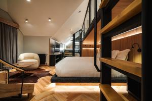 格拉玛多巴伐利亚运动酒店的配有一张床和一把椅子的酒店客房