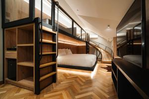 格拉玛多巴伐利亚运动酒店的客房设有双层床和楼梯。