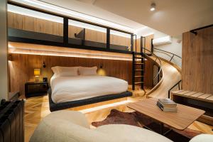 格拉玛多巴伐利亚运动酒店的一间卧室设有双层床和楼梯。
