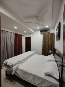 伊斯兰堡2 Bedrooms Standard Apartment Islamabad-HS Apartments的一间卧室配有一张床和吊扇