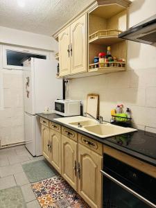 里尔Tom House的厨房配有水槽和白色冰箱