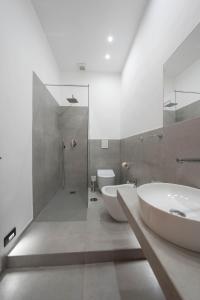 那不勒斯Capodichino Airport Home By Dimorra的一间带两个盥洗盆和淋浴的浴室